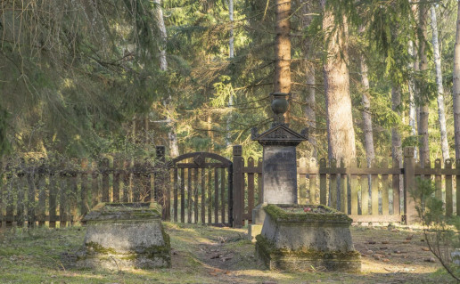 25_Kuverto paminklas Miškininkų kapinėse.jpg